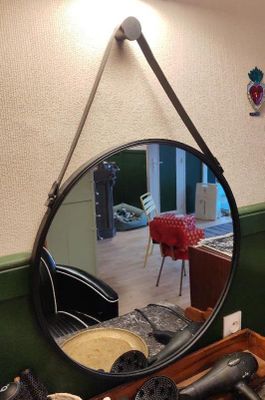 un sèche-cheveux posé sur une table devant un miroir