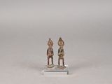 deux figurines posées sur une surface blanche