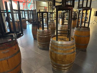 23 tonneaux 54 tabourets 1 canapé (usagé) - Photo 1