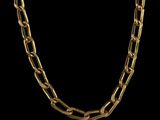 un collier à chaîne en or avec un maillon allongé sur fond noir