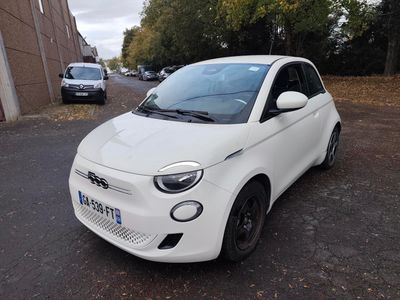 une petite voiture blanche garée sur le bord de la route