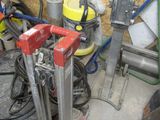 une photo montrant un tas d'outils dans un garage