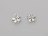 une paire de boucles d'oreilles en diamant