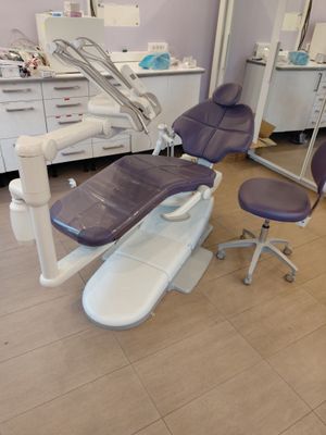 un fauteuil de dentiste au milieu de la pièce