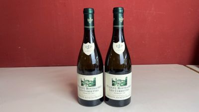 deux bouteilles de vin posées sur une table l'une à côté de l'autre