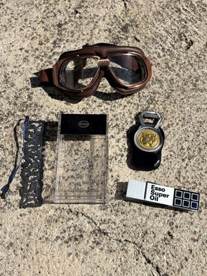 une paire de lunettes de protection, un téléphone portable et d'autres objets posés par terre