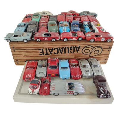 un lot de petites voitures dans une vitrine