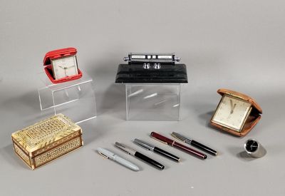 beaucoup de stylos, une horloge, une boîte et une montre