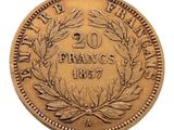 un gros plan d'une pièce de monnaie ornée d'une couronne