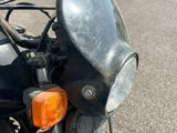 une moto garée sur le côté de la route