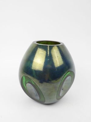 Romuald RIBES (XXe). Vase en verre teinté vert à pans coupés…