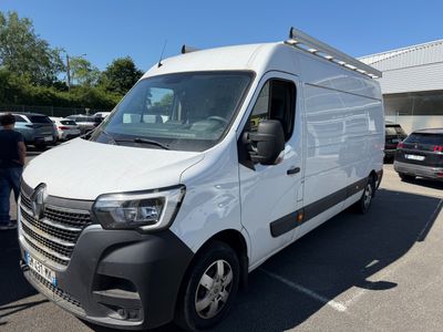 une camionnette blanche garée dans un parking