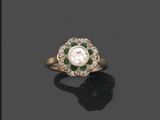 une bague à grappes d'émeraudes et de diamants