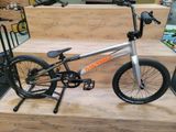 un vélo posé sur une plate-forme en bois
