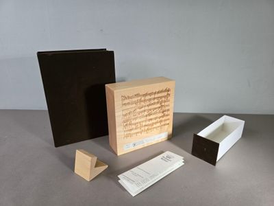 PALISSART Gallery "Livre objet" en bois reproduisant le manu…