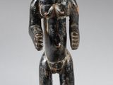 une paire de figurines en noir et blanc représentant un homme et une femme