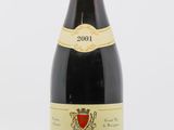 la bouteille de vin est posée sur une surface blanche