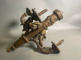figurine en laiton ancien représentant une ancre sur laquelle est perché un oiseau
