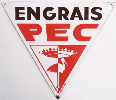 a sign that says engrais pec on the side of a building