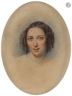 portrait d'une femme en robe blanche, aux cheveux bouclés et aux yeux bleus
