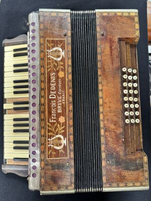 Accordéon FRANCOIS DEDENIS à Brives.