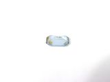 un petit diamant blanc sur une surface blanche