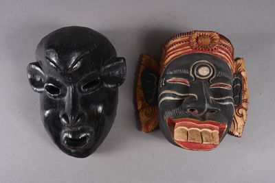 deux masques posés sur une table