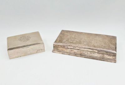 une paire de boîtes argentées sur fond blanc