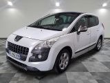 la petite voiture blanche est garée dans une grande pièce