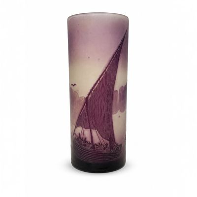 un vase violet orné d'un bateau, posé sur un fond blanc