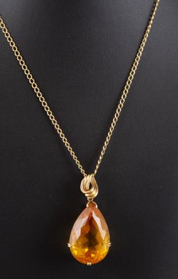 un collier plaqué or orné d'une citrine en forme de larme