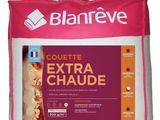 un gros plan d'un oreiller sur fond blanc