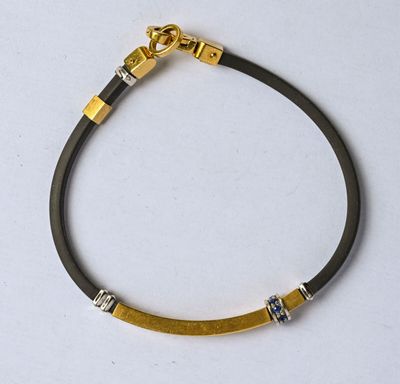 Bracelet en or 18K (750/oo) de deux tons composé d'un jonc s…