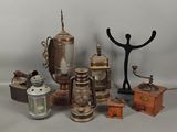 de nombreux objets anciens de toutes sortes exposés sur une table