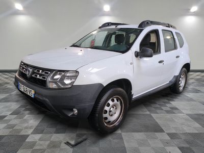 une photo d'une dacia blanche garée sur un sol en damier