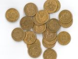 une pile de pièces d'or sur une surface blanche