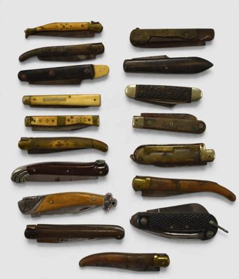 a lot of different types of knives on the table