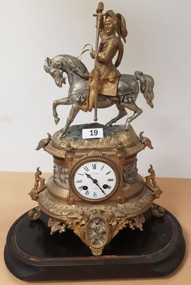 une statue représentant un homme à cheval, sur laquelle est placée une horloge