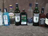 de nombreux types de bouteilles d'alcool sur la table