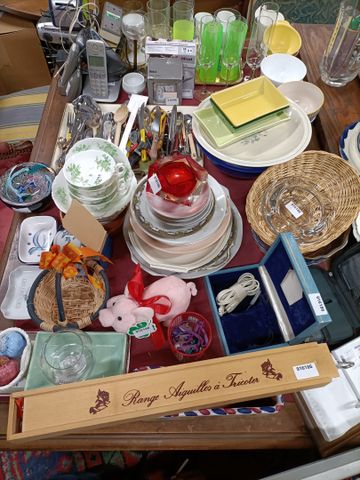 Lot de bibelots divers, vaisselles, verrerie, téléphones,  et div