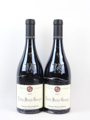 deux bouteilles de vin posées l'une à côté de l'autre sur une table