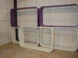 des étagères violettes et blanches dans une pièce carrelée de blanc, avec un sol en carrelage
