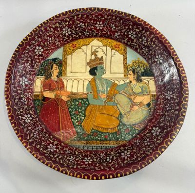 INDE - Grand plat à décor de couple galant et servante