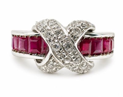 gros plan d'une bague en diamant et rubis sur fond blanc