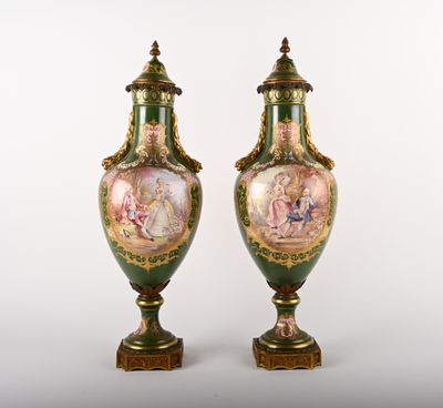 paire de vases verts et dorés ornés de figures peintes