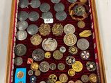 une boîte en bois remplie d'une multitude de pièces de monnaie de toutes sortes