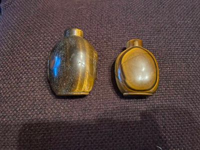 deux bouteilles posées l'une à côté de l'autre sur une table