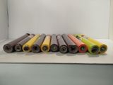 Plusieurs rouleaux de papier coloré sont alignés sur une surface blanche