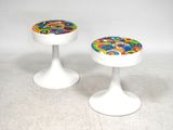 deux petits tabourets ornés de motifs colorés