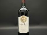une bouteille de vin posée sur une table